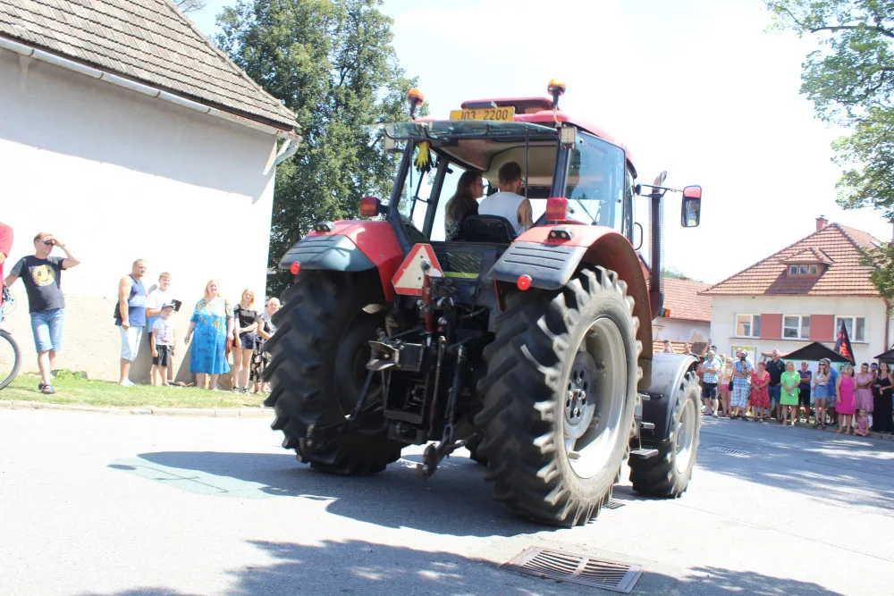 Tradice pokračuje. Pouťová sobota patřila i letos v Kamenici traktorům ve všech podobách