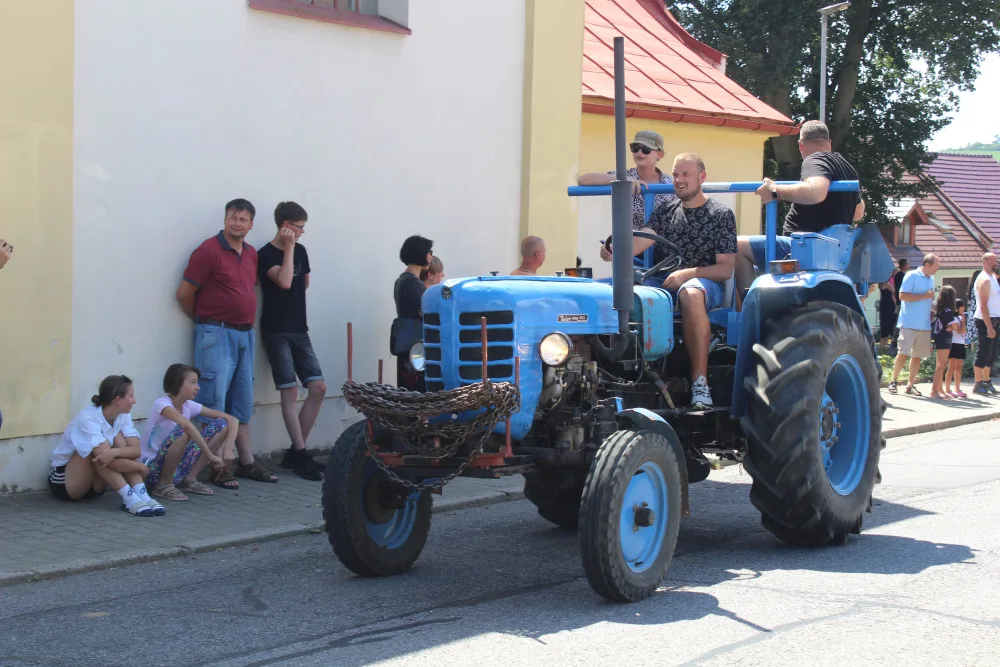 Tradice pokračuje. Pouťová sobota patřila i letos v Kamenici traktorům ve všech podobách