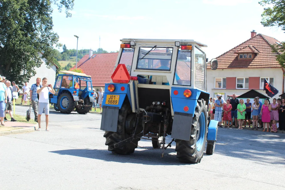 Tradice pokračuje. Pouťová sobota patřila i letos v Kamenici traktorům ve všech podobách