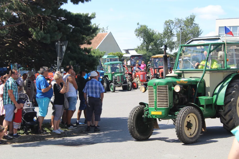 Tradice pokračuje. Pouťová sobota patřila i letos v Kamenici traktorům ve všech podobách