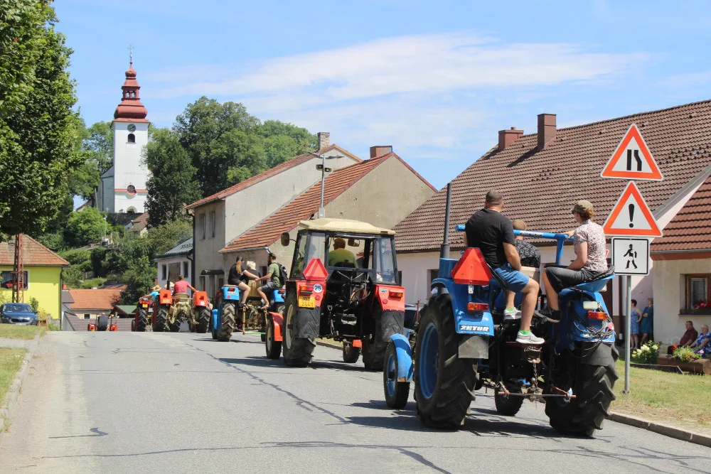Tradice pokračuje. Pouťová sobota patřila i letos v Kamenici traktorům ve všech podobách