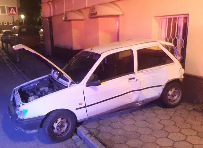 Seniorka za volantem vyjížděla v Humpolci z parkoviště. Narazila při tom do několika domů. Foto: poskytla Policie ČR