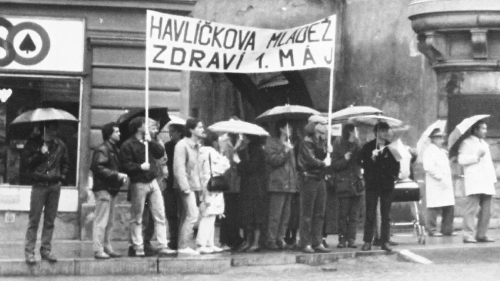 Havlíčkova mládež zdraví 1. máj v roce 1989. Foto: Jan Schneider