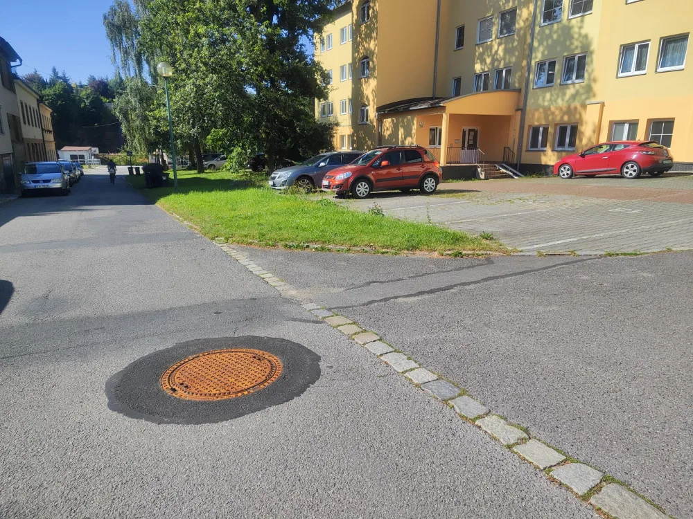 Po Jihlavě se opravují kanalizační poklopy. Po dvou hodinách jsou znovu plně pojízdné