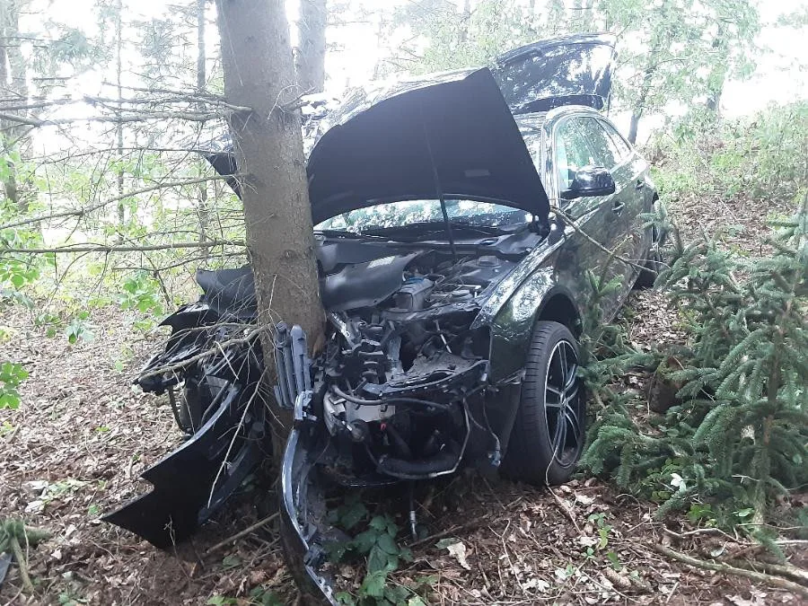 Řidič audi narazil čelně do vzrostlého stromu, do jihlavské nemocnice letěl vrtulníkem. Foto: se souhlasem Policie ČR