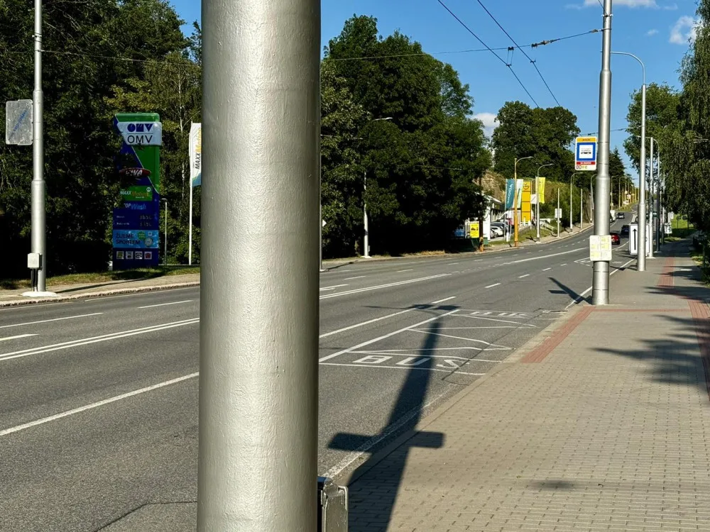 Jihlavské stožáry se mění z oranžové na stříbrnou