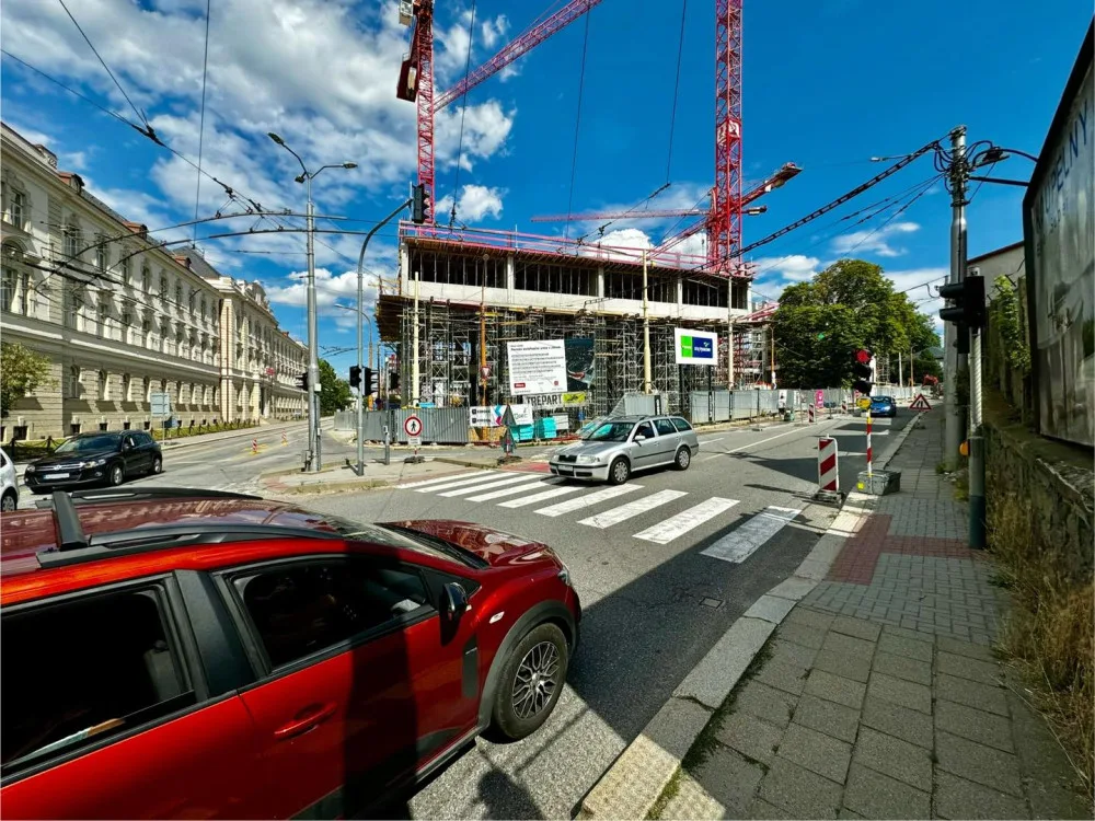 Dvoutýdenní omezení dopravy u Horácké arény. Od soboty nelze odbočit z Jiráskovy do Tolstého ulice