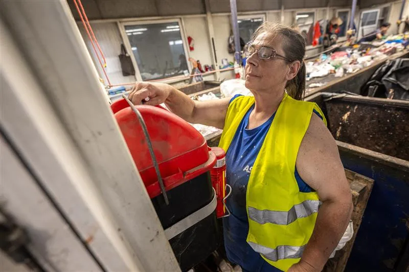 Zaměstnanci třídičky v Jihlavě vyberou z plastů více než metrák baterií ročně.