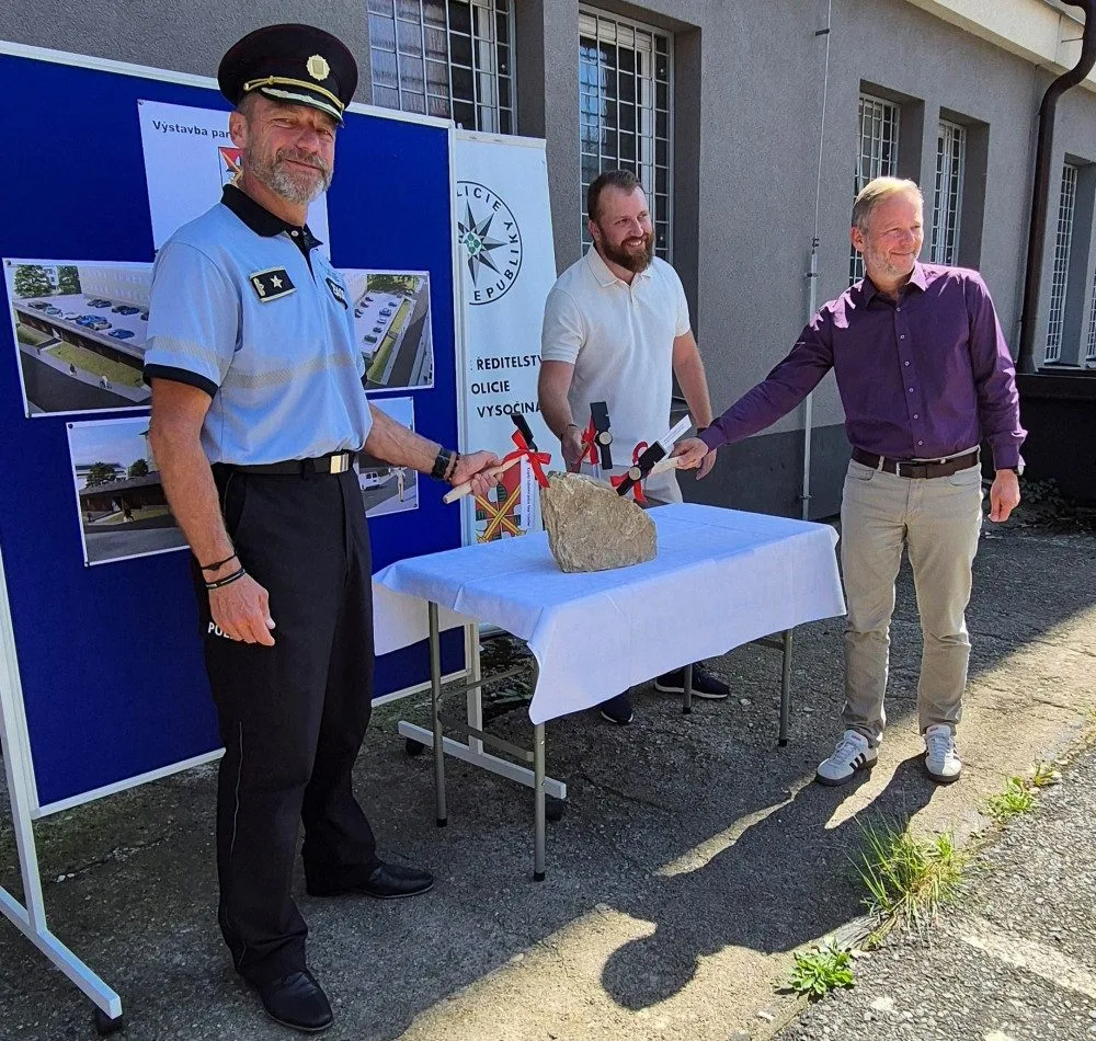 Na základní kamen poklepali ředitel krajské policie Miloš Trojánek, jednatel stavabní společnost Almdata David Zvelebil a hejtman Vítězslav Schrek. Foto: se souhlasem Policie ČR