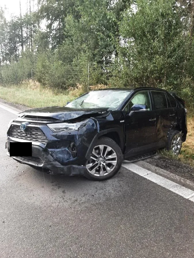 Po havárii na dálnici se auto několikrát převrátilo přes střechu, viník od nehody ujel. Foto: poskytla Policie ČR
