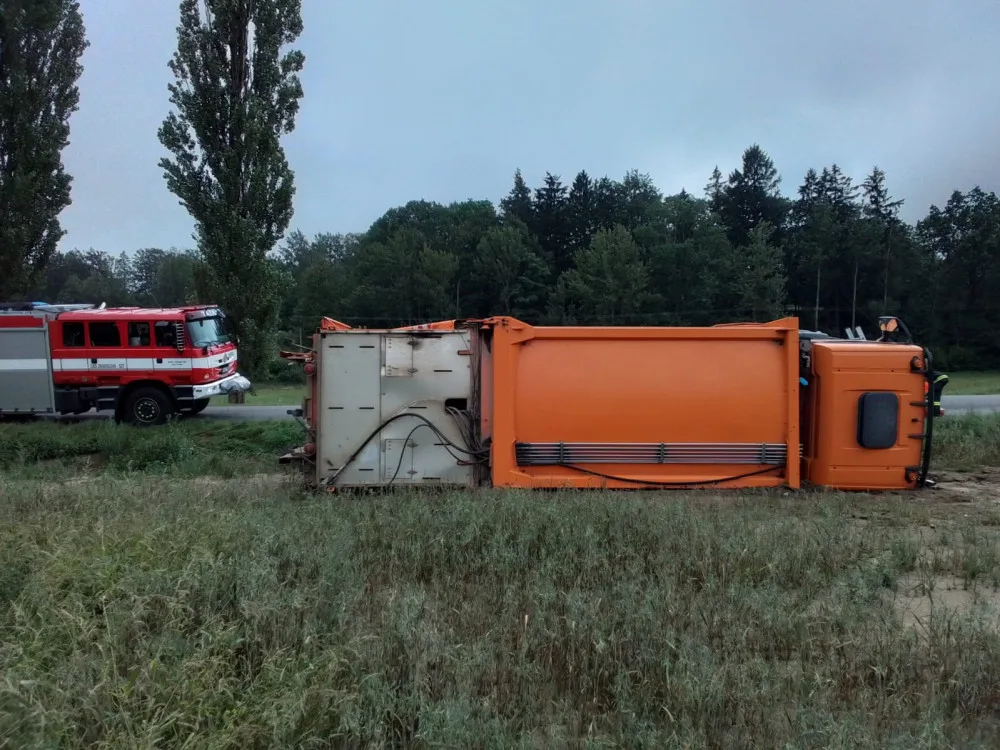 Nehody se nevyhýbají ani popelářům. Jejich vůz skončil v Pavlínově na boku, dva lidé se zranili 