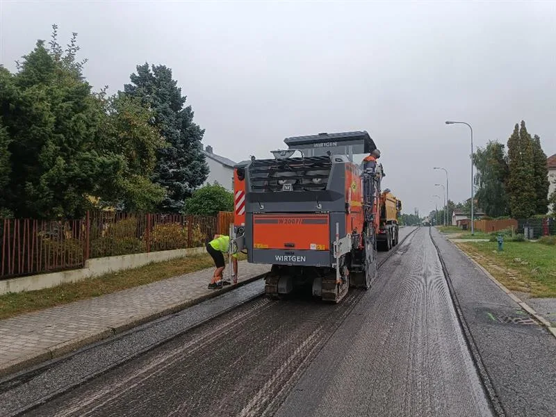 Ilustrační foto, pondělní frézování opravované Lípové ulice v Jihlavě