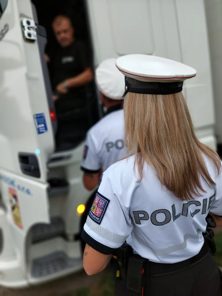 Jízda s mobilem v ruce a bez pásu, předjíždějící kamiony. Policie zjišťovala, jak se řidiči v kraji chovají za volantem