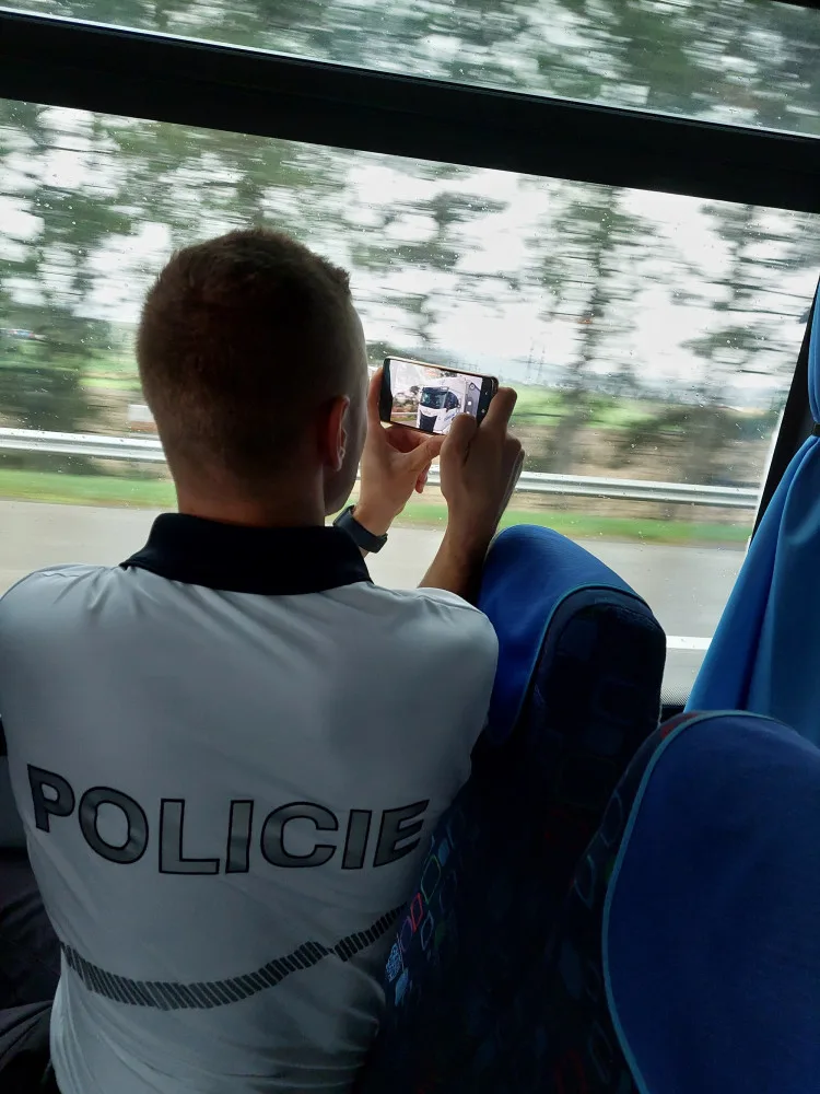 Jízda s mobilem v ruce a bez pásu, předjíždějící kamiony. Policie zjišťovala, jak se řidiči v kraji chovají za volantem