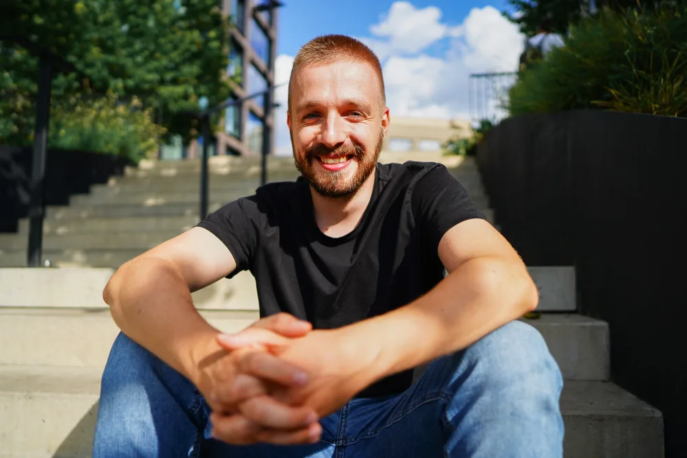 Komik na svých stand-upech griluje diváky. Videa z jeho vystoupení mají miliony zhlédnutí