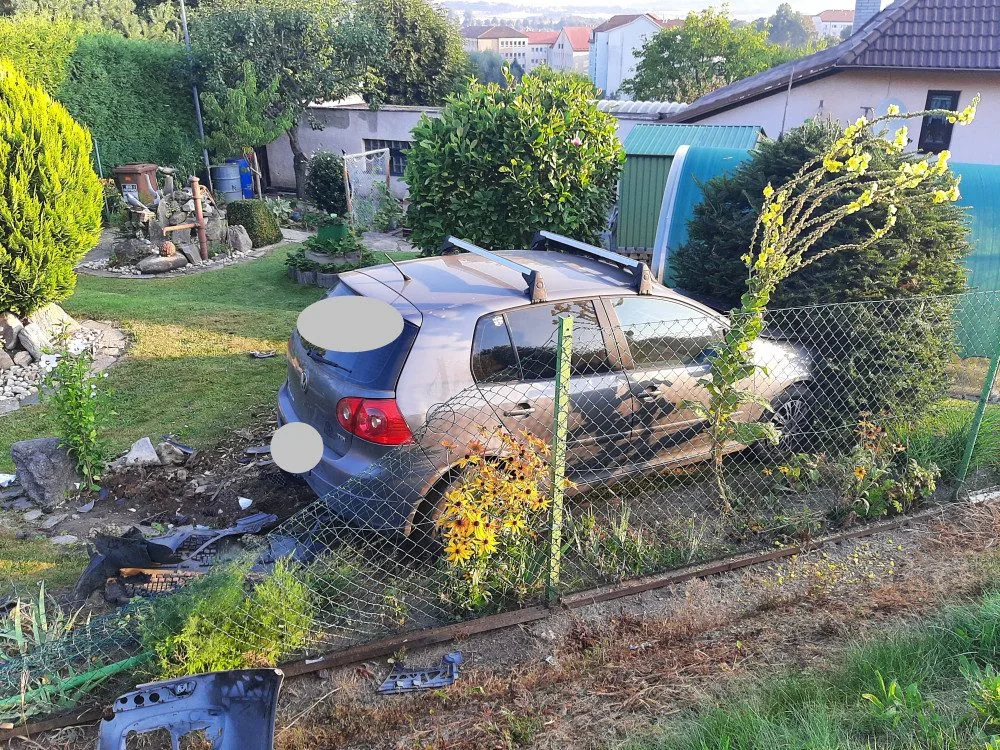 Kuriózní havárie v Bystřici nad Pernštejnem: řidič narazil do popelnic a skončil na zahradě domu. Foto: se souhlasem Policie ČR