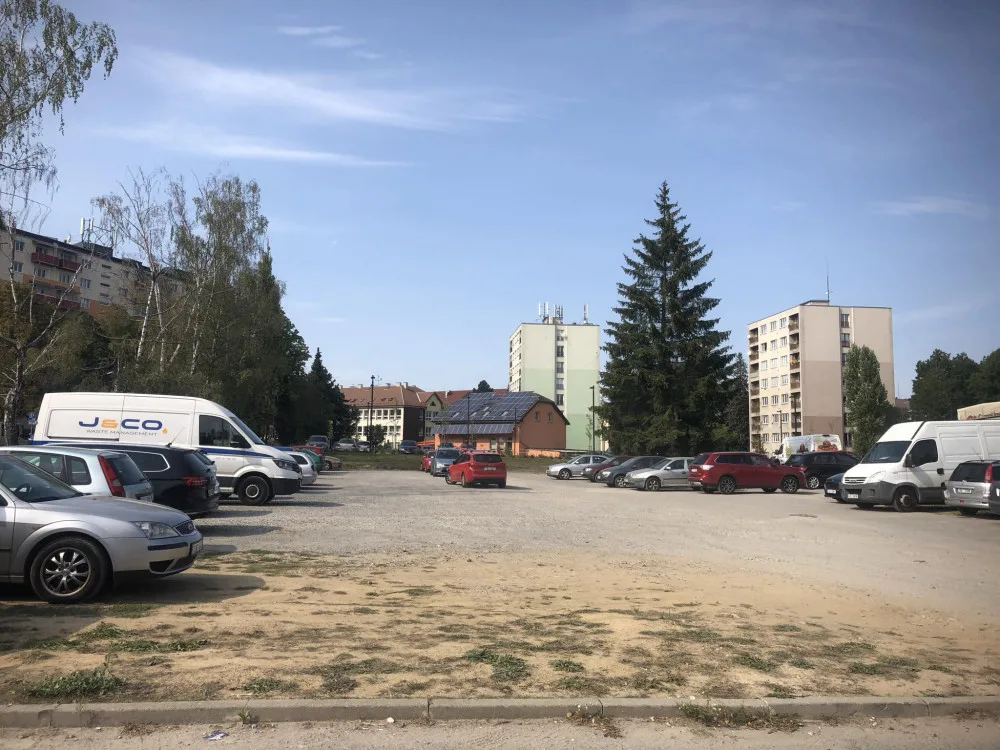 Parkoviště za krajským úřadem.
