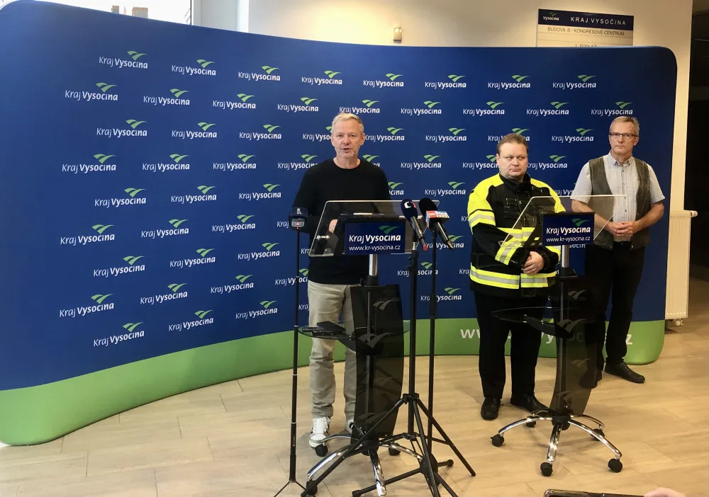 Zleva: Hejtman Vysočiny Vítězslav Schrek, ředitel HZS Kraje Vysočina Jiří Němec, Jaroslav Mikyna, vedoucí krajského oddělení vodního hospodářství