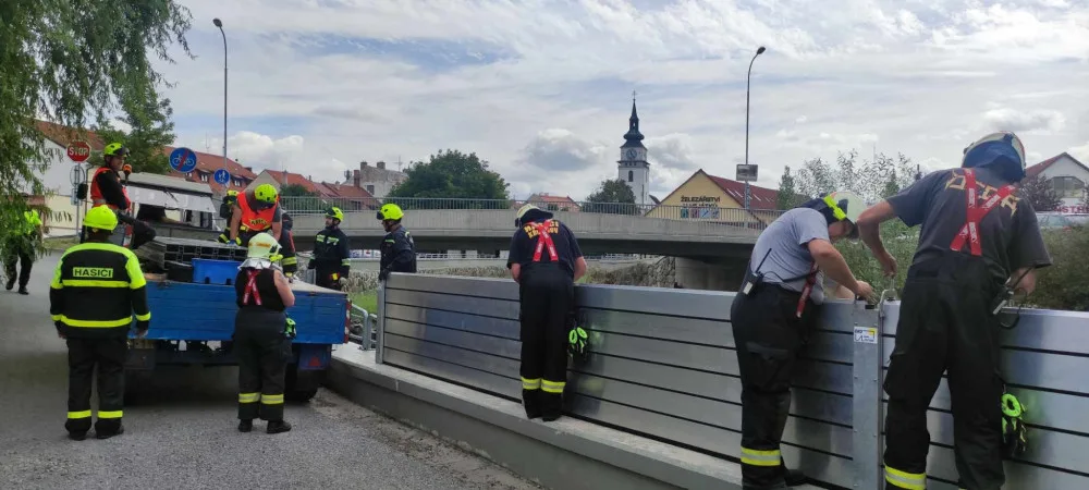 Ilustrační foto, stavění protipovodňových zábran ve Velkém Meziříčí
