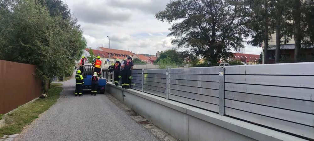 FOTO: Spadlé stromy na Vysočině zastavily vlaky, na Sázavě hrozí třetí povodňový stupeň