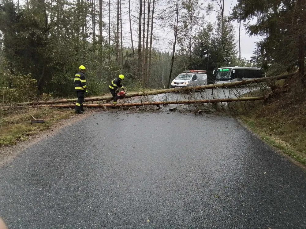 FOTO: Spadlé stromy na Vysočině zastavily vlaky, na Sázavě hrozí třetí povodňový stupeň