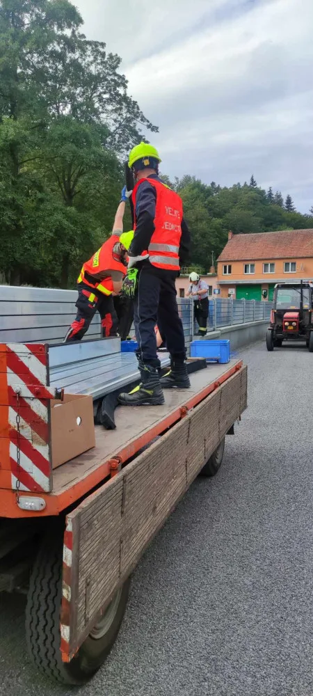 FOTO: Spadlé stromy na Vysočině zastavily vlaky, na Sázavě hrozí třetí povodňový stupeň