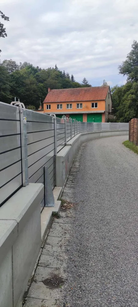 FOTO: Spadlé stromy na Vysočině zastavily vlaky, na Sázavě hrozí třetí povodňový stupeň