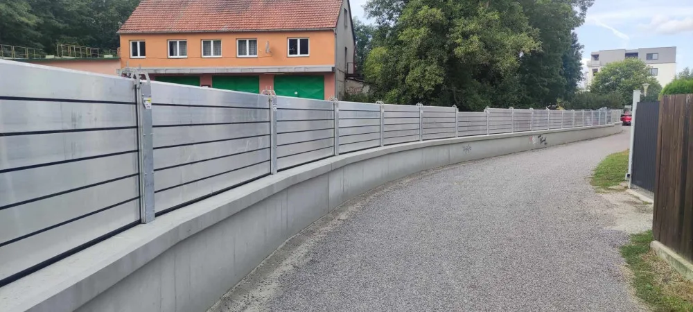 FOTO: Spadlé stromy na Vysočině zastavily vlaky, na Sázavě hrozí třetí povodňový stupeň