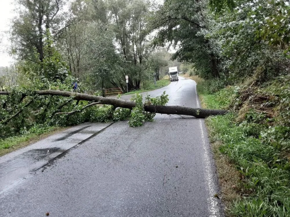 FOTO: Spadlé stromy na Vysočině zastavily vlaky, na Sázavě hrozí třetí povodňový stupeň