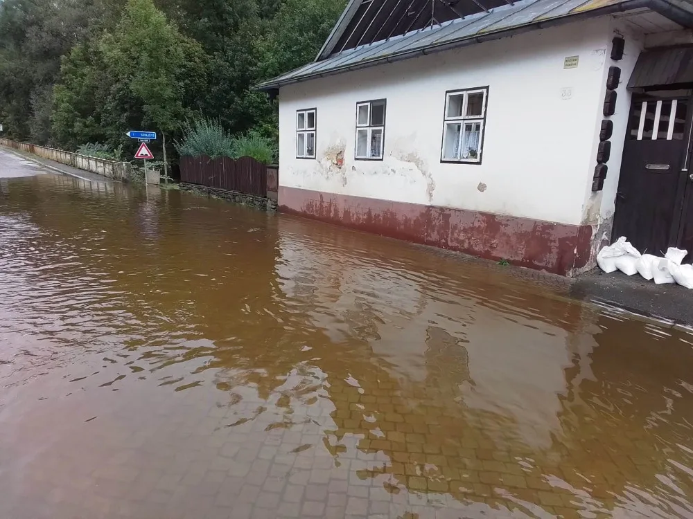 FOTO: Hladina řeky v Jimramově znovu stoupla. Ohrožení obyvatele jsou již evakuováni, místo hlídají hasiči
