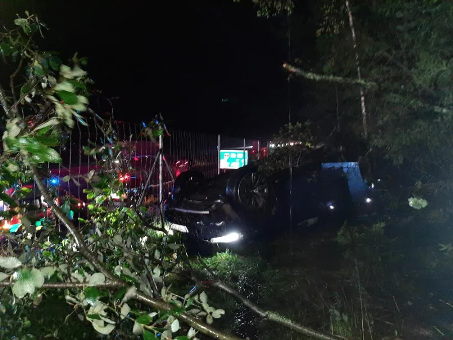 Řidič BMW jel za deště moc rychle po dálnici, s autem doslova vyletěl z vozovky a skončil na střeše. Foto: se souhlasem Policie ČR