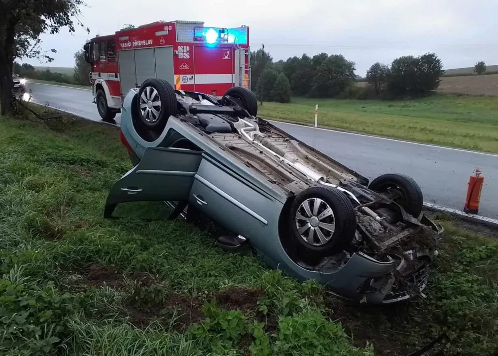 Na Havlíčkobrodsku havarovalo auto, skončilo mimo silnici a na střeše. Foto: se souhlasem Hasičského záchranného sboru Kraje Vysočina