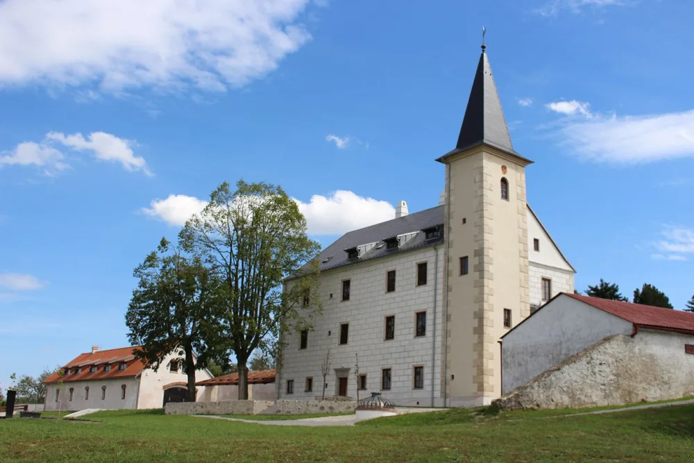 Rozpadlý zámek v Přísece se před devíti lety proměnil v Muzeum autíček. Modely vidělo už přes 100 tisíc návštěvníků, foto: Muzeum autíček