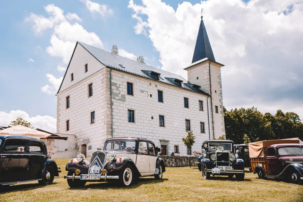 Rozpadlý zámek v Přísece se před devíti lety proměnil v Muzeum autíček. Modely vidělo už přes 100 tisíc návštěvníků, foto: Muzeum autíček