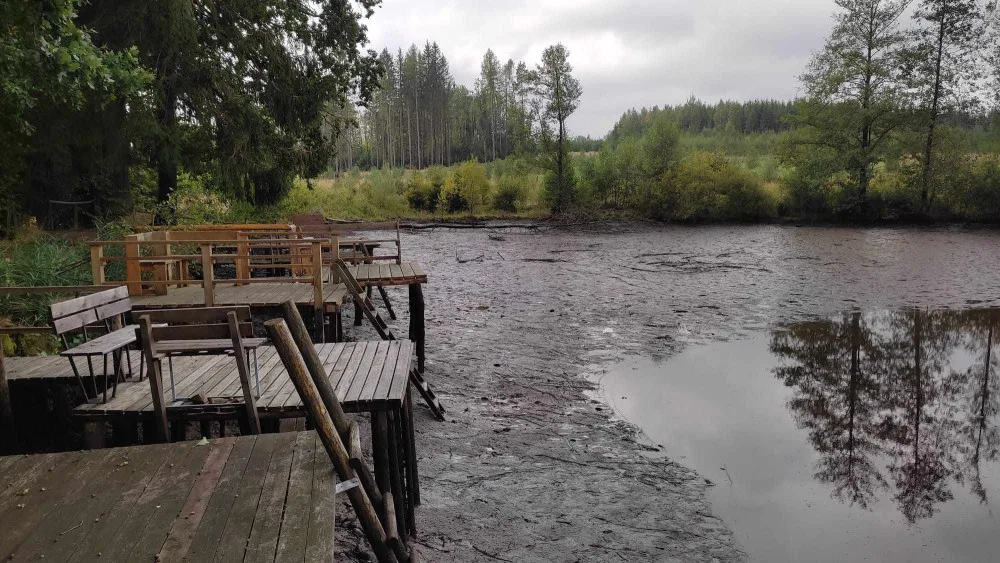 V Třešti se protrhla hráz rybníka, ohrožená je přilehlá chatová oblast. Na místě jsou teď hasiči