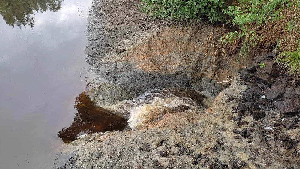 V Třešti se protrhla hráz rybníka, ohrožená je přilehlá chatová oblast. Na místě jsou teď hasiči