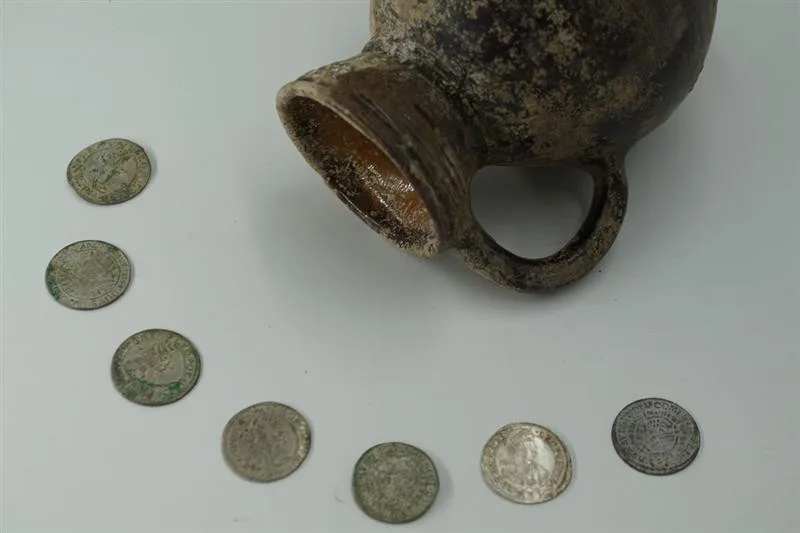 Muž našel v lese sedm set stříbrných mincí z 16. století. Dostane za ně 111 tisíc korun. Foto: se souhlasem Kraje Vysočina