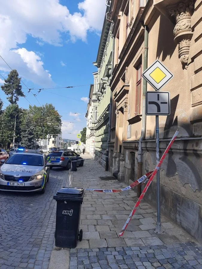 Z domu v Křížové ulici spadla omítka, jedno dítě se zranilo a skončilo v nemocnici