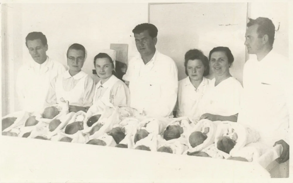 Lékaři a sestry z porodnického oddělení v roce 1949. Foto: se svolením Nemocnice Nové Město na Moravě