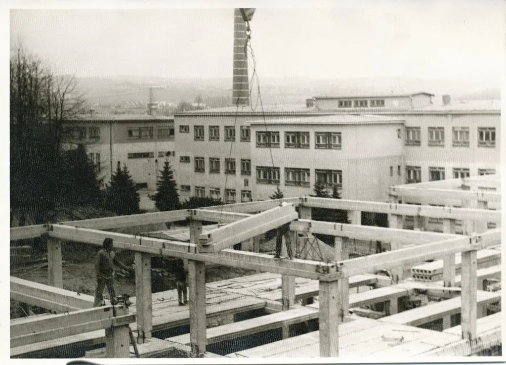 Výstavba stávajího pavilonu v roce 1977. Foto: se svolením Nemocnice Nové Město na Moravě