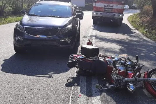 Auto u Kostelce narazilo do motorky. Její řidič spadl na silnici a byl převezený do nemocnice