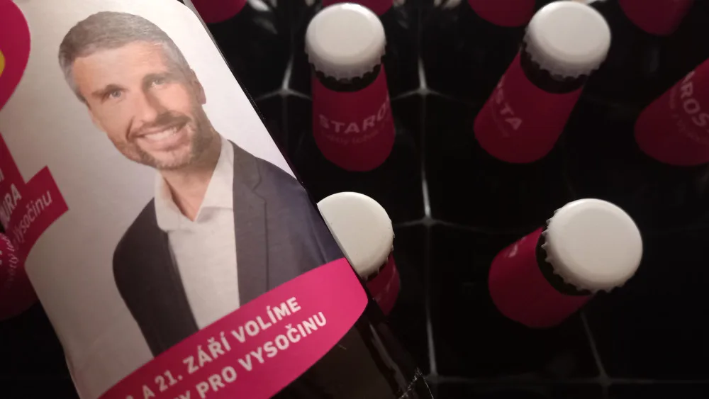 Pivo, kšiltovka i fotka kandidátů vytvořená umělou inteligencí. Strany na Vysočině bojovaly o voliče různě