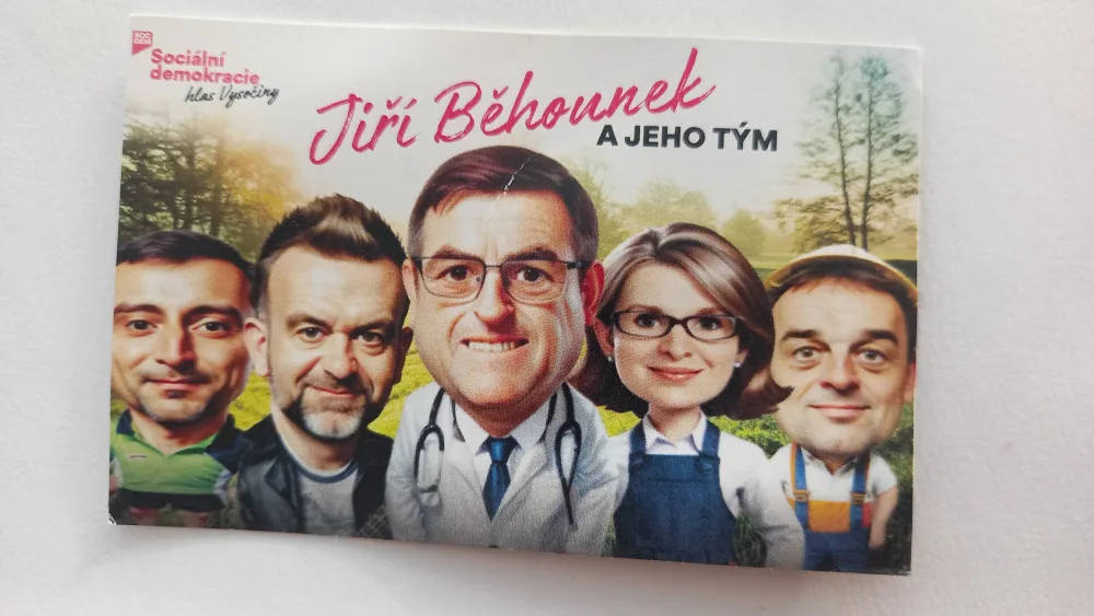 Pivo, kšiltovka i fotka kandidátů vytvořená umělou inteligencí. Strany na Vysočině bojovaly o voliče různě