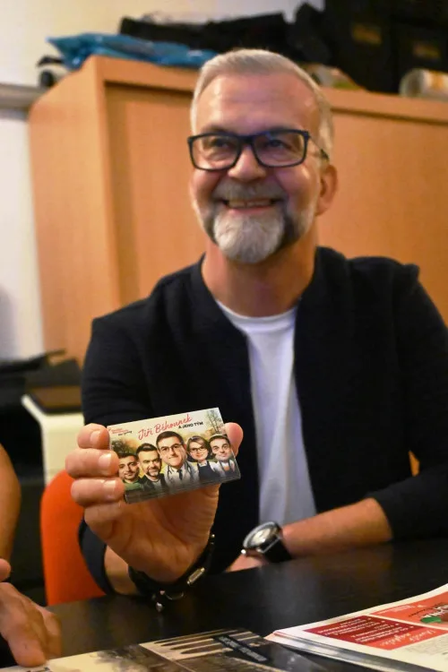 Pivo, kšiltovka i fotka kandidátů vytvořená umělou inteligencí. Strany na Vysočině bojovaly o voliče různě