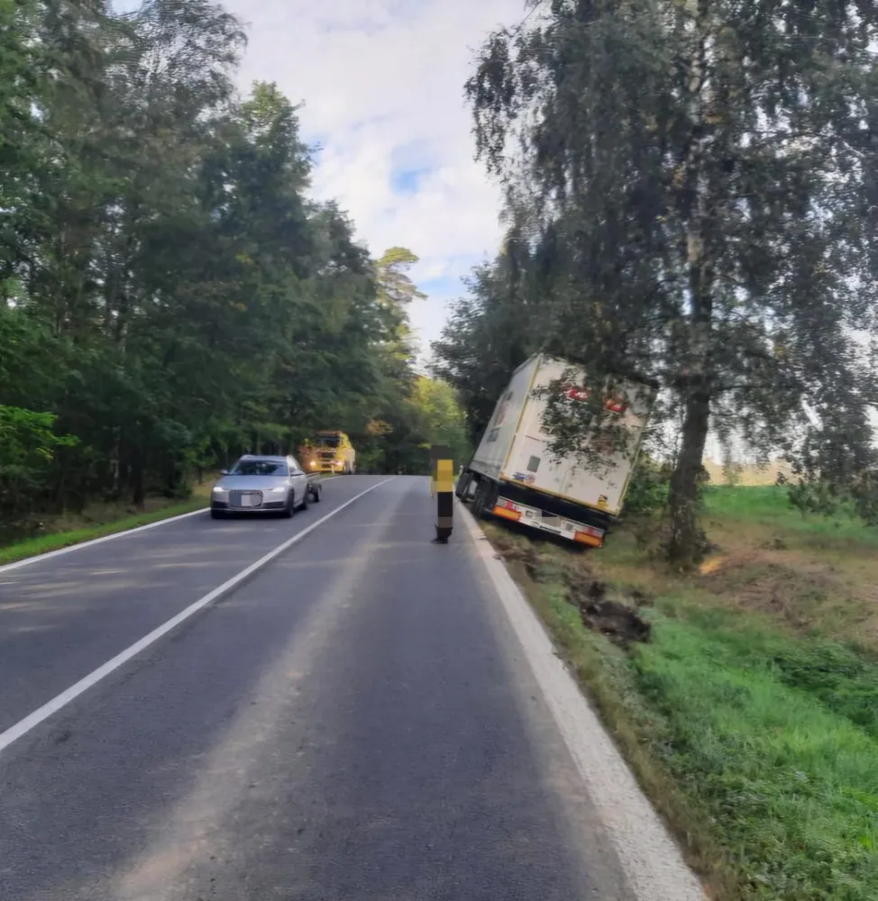 Mezi Rozkoší a Skálou boural náklaďák. Řidiči místem po dobu vyprošťování neprojedou