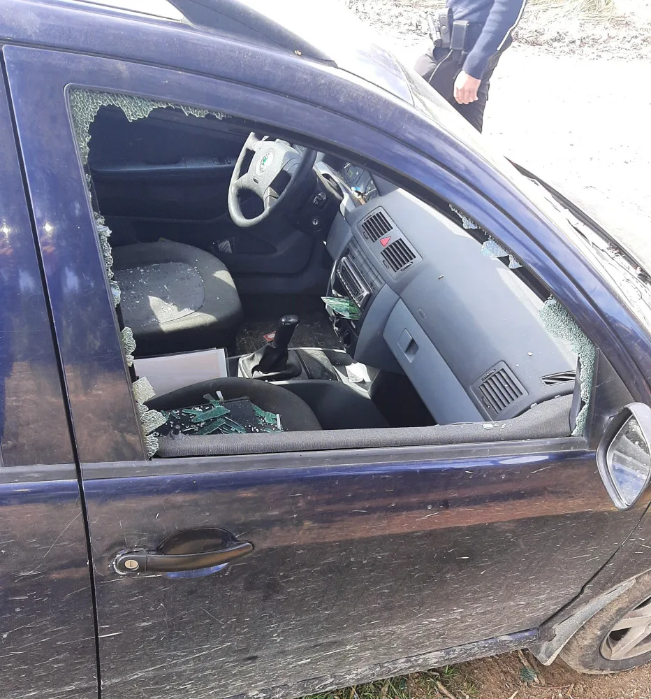 Hledá se vandal, který vykradl auto na okraji Havlíčkova Brodu. Zvažte, co ve vozidle necháte, apeluje policie