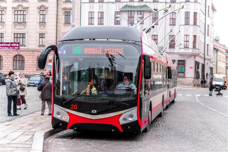 Ilustrační foto, nejnovější parciální trolejbus z konce roku 2023