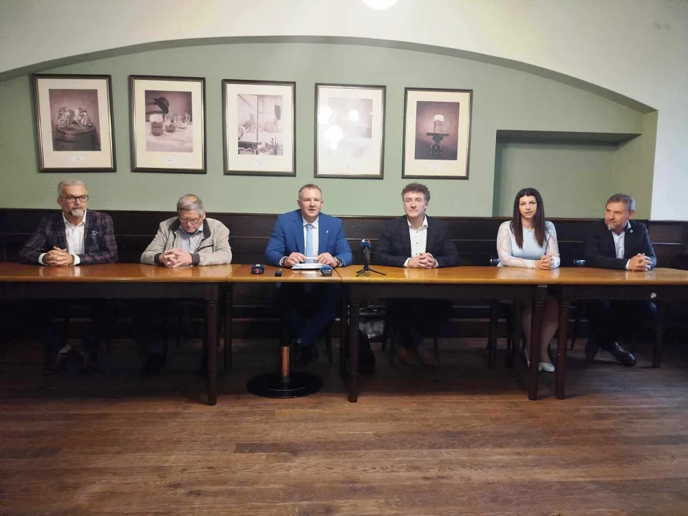 Zleva: Vladimír Novotný, Jiří Běhounek, Martin Kukla, Jiří Pokorný, Andrea Peňáz a Radek Koten