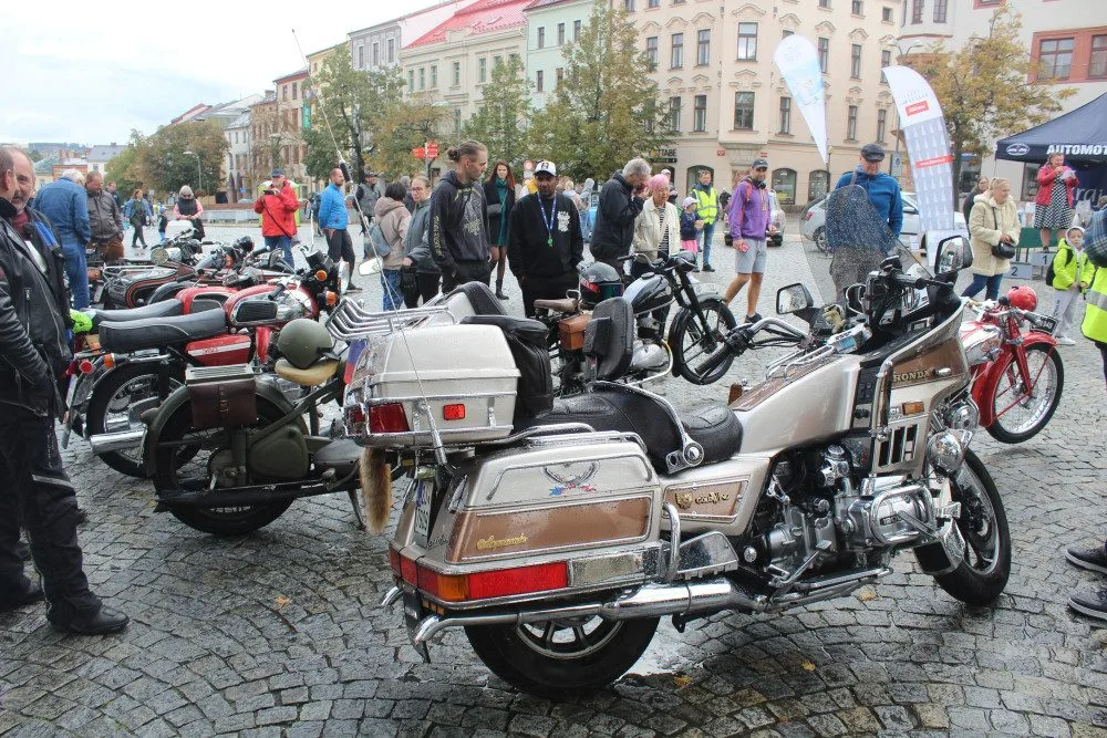 Ježkova jízda projela Jihlavskem už potřetí. Veteránům přálo počasí, sprchlo až v úplném závěru