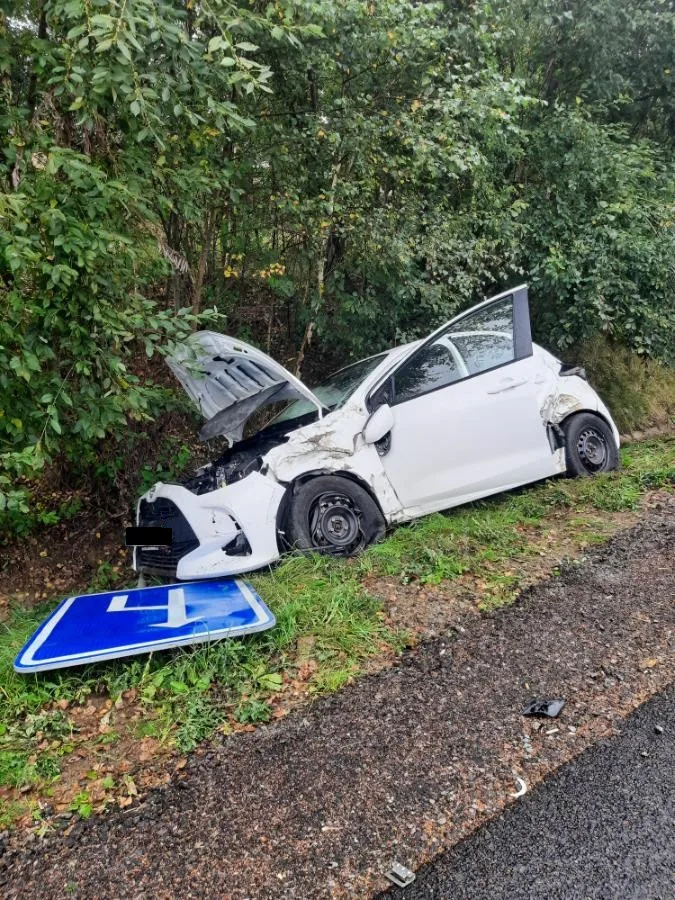 Seniorka s Toyotou Yaris nedala přednost na křižovatce. Narazil do ní nákladní vůz. Foto: se svolením Policie ČR